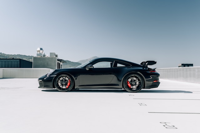 Porsche sola elektriskos automobiļus ar benzīna dzinēja sajūtu.